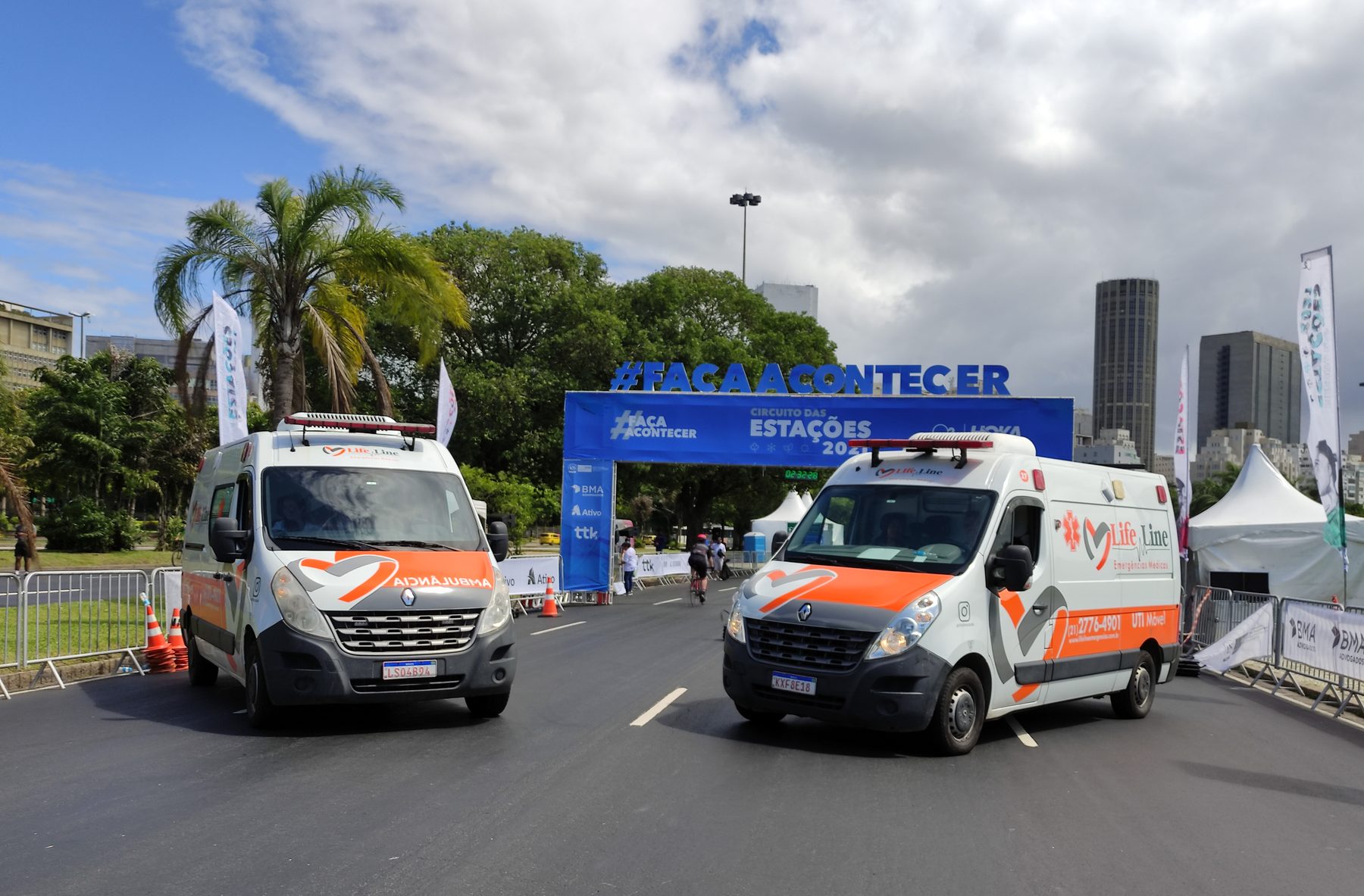 Ambulâncias da Life Line posicionadas na cobertura de uma corrida de rua